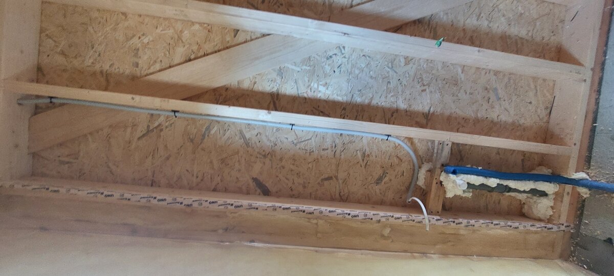 Instalacja sufitowa - przewody oświetlenia